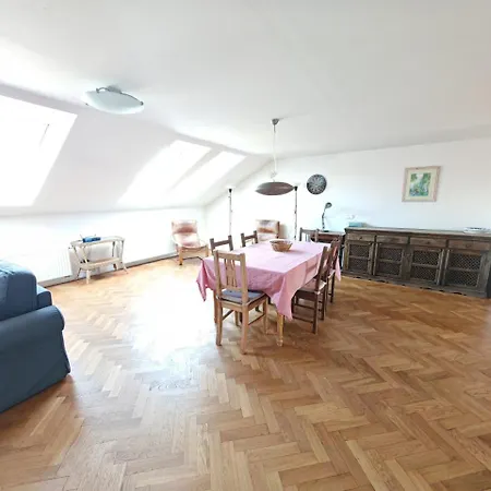 Апартаменты Elegant And Spacious 4br Loft In Charming Vinohrady *